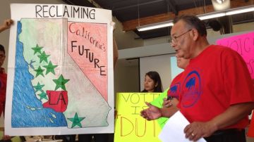 Julo Marroquín, organizador cívico en  CHIRLA,  muestra los condados donde se concentrará la campaña.