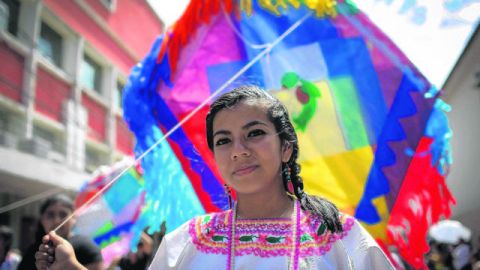 Estudiantes guatemaltecos en el desfile de conmemoración del aniversario 191 de la Independencia, ayer.