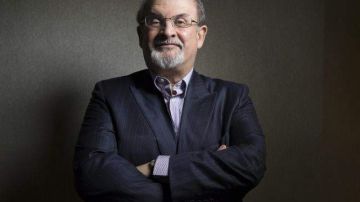 Un grupo iraní ofrece $3.3 millones por el asesinato del escritor británico Salman Rushdie.