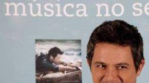 Sanz canta en español mientras Carballo recita fragmentos de poesía náhuatl.