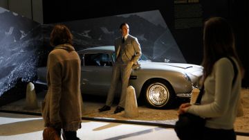 El Aston Martin DB5 que Bond usó en 'GoldenEye' es una de las piezas más admiradas.