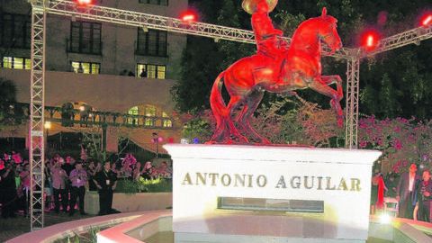Los hijos y viuda de Antonio Aguilar y el Concejal Huizar junto a la estatua develada ayer en la Plaza Olvera.