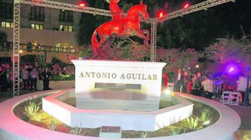 Los hijos y viuda de Antonio Aguilar y el Concejal Huizar junto a la estatua develada ayer en la Plaza Olvera.