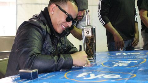 Daddy Yankee firmó autógrafos y copias de su álbum nuevo ‘Prestige’ el domingo en Chicago.