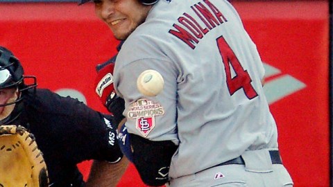 Yadier Molina reacciona al ser golpeado en la 11ma entrada.