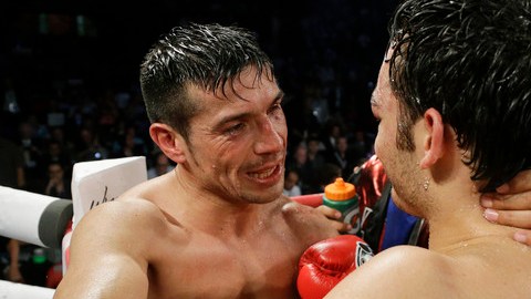 'Maravilla' Martínez felicita a Julio César Chávez al concluir la pelea del sábado en el Thomas & Mack Center de Las Vegas.