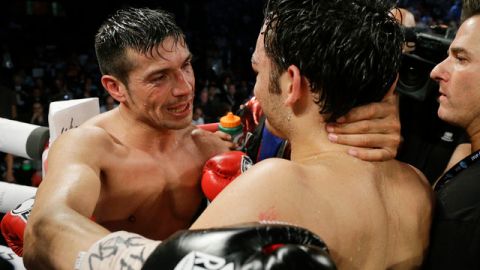 'Maravilla' Martínez felicita a Julio César Chávez al concluir la pelea del sábado en el Thomas & Mack Center de Las Vegas.