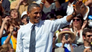 El presdiente Barack Obama saluda a sus partidarios después de hablar en un acto de campaña en Golden, Colorado.