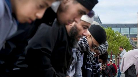 Manifestantes contra el  video  'La inocencia de los musulmanes' rezan en protesta convocada en Amsterdam, Holanda.