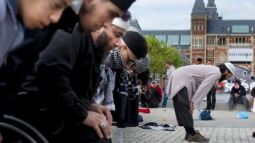 Manifestantes contra el  video  'La inocencia de los musulmanes' rezan en protesta convocada en Amsterdam, Holanda.