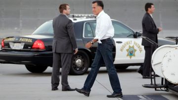 Romney a su llegada a Los Ángeles hoy, en donde dará un discurso en la Cámara de Comercio Hispana.
