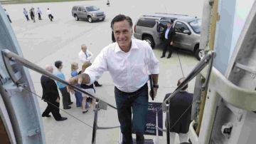 El candidato republicano a la presidencia Mitt Romney aborda su avión en Kansas City, Mo., tras una parada para cargar combustible mientras se dirigía a Los Angeles el 16 de septiembre de 2012.