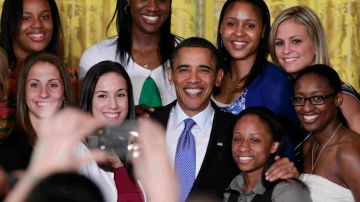 En esta foto de archivo, el presidente Barack Obama posa con las campeonas de baloncesto de la Universidad de Baylor en julio de 2012.