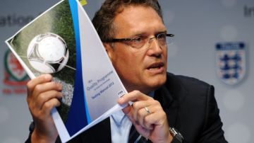 Jerome Valcke, secretario general de la FIFA, muestra el dossier con el programa piloto de tecnología en el fútbol.