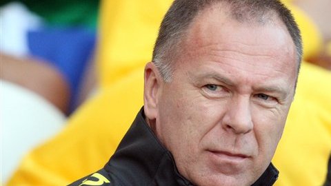 Mano Menezes ha sido criticado en Brasil, selección que Scolari guió a su último campeonato mundial en 2002.