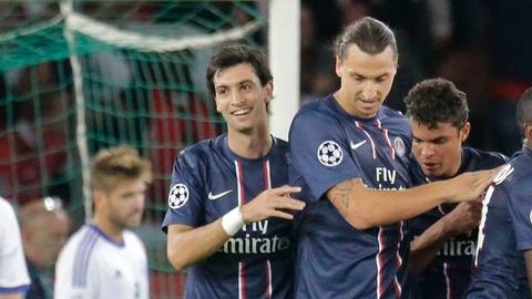 Ibra festeja con sus compañeros del PSG el gol de penal que le marcó al Dynamo de Kiev para inaugurar su cuenta personal.