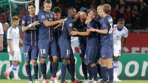 Ibra festeja con sus compañeros del PSG el gol de penal que le marcó al Dynamo de Kiev para inaugurar su cuenta personal.
