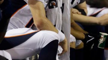 Peyton Manning en la banca durante el juego entre Broncos de Denver y Falcons de Atlanta.