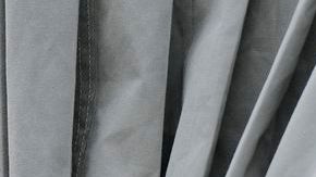 El árbitro Robert Frazer revisa la repetición de una jugada entre Ravens y Eagles de la NFL.