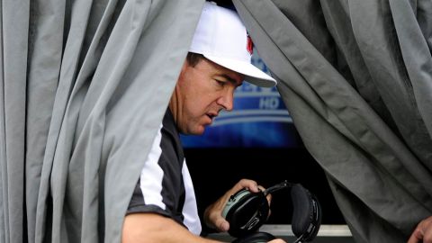 El árbitro Robert Frazer revisa la repetición de una jugada entre Ravens y Eagles de la NFL.
