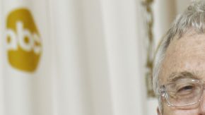 Newman, quien también es blanco, apoya abiertamente a Obama y dice que quiere que el público encuentre alivio cómico en la canción.