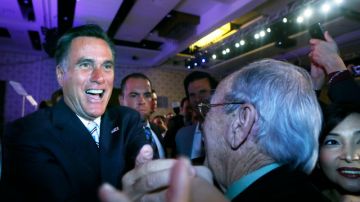 El candidato  Mitt Romney es saludado por empresarios que acudieron a la convención.