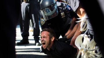 Chris Philips grita tras ser arrestado cerca del Parque Zuccotti ayer, donde se reunieron  los miembros de Occupy Wall Street.