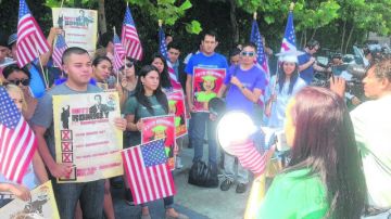 Los manifestantes  querían dejarle en claro ayer al candidato republicano a la presidencia de Estados Unidos que sus posturas antiinmigrantes no serán toleradas por la juventud hispana.
