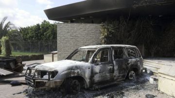 Restos carbonizados de un vehículo en el consulado estadounidense en Bengasi, Libia, cuando asesinaron al embajador de Estados Unidos en ese país, Chris Stevens.