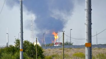 Fuego y humo se elevan desde un centro de distribución de gas en Reynosa, México, cerca de la frontera de México con Estados Unidos.