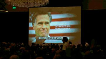 Un video de campaña se muestra antes de un evento de recaudación de fondos para el candidato Mitt Romney en Salt Lake City, Utah, el martes 18 de septiembre de 2012.