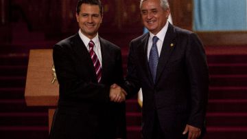El presidente electo de México, Enrique Peña Nieto (izquierda), estrecha la mano del mandatario guatemalteco, Otto Pérez Molina, durante un encuentro ayer.