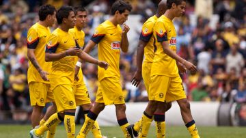 Los jugadores del América salen cabizbajos de la Corregidora de Querétaro tras su eliminación de la Copa Mx.