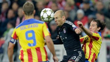 Guardado del Valencia disputa el balón con Robben del Bayern en jornada de Champions en que Chelsea y Juventus empatan.