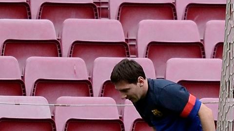 Messi y Dani Alves del Barcelona se preparan para recibir al Spartak moscovita en el Camp Nou por Champions League.