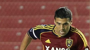 Javier Morales del Real Salt Lake disputa el balón con Leonel Parris del Tauro de Panamá por la Concachampions.