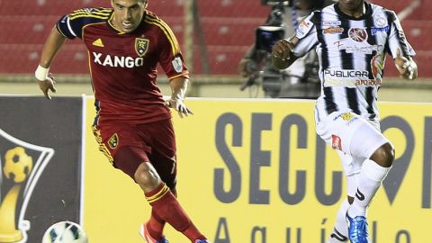 Javier Morales del Real Salt Lake disputa el balón con Leonel Parris del Tauro de Panamá por la Concachampions.