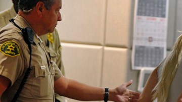 La actriz de 26 años fue arrestada a las 2:25 a.m. cuando salía de un club nocturno en el Hotel Dream, en el barrio de Chelsea en Manhattan.