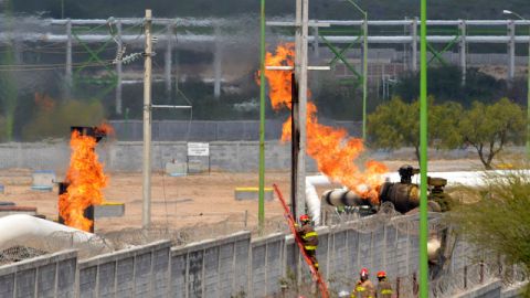 Bomberos de Tamaulipas tratan de controlar el incendio en una de las válvulas de la planta que explotó en Reynosa.
