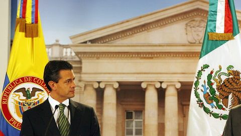 Juan Manuel Santos (d), se dirigía a Enrique Peña Nieto en rueda de prensa ayer en Bogotá, Colombia.