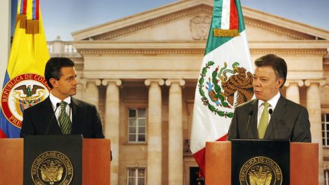 Juan Manuel Santos (d), se dirigía a Enrique Peña Nieto en rueda de prensa ayer en Bogotá, Colombia.