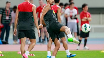 Rio Ferdinand golpea el balón en la práctica del Manchester United,  que cerró su preparación para su duelo de hoy ante  el turco Galatasaray.
