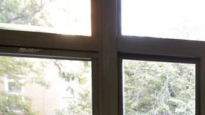 Estudiantes llegan a la escuela Whitney Young.