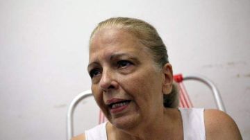 La opositora Marta Beatriz Roque habla con la prensa en La Habana, tras terminar la huelga de hambre.