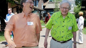 Warren Buffett (derecha) junto a Bill Gates.