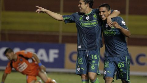 Hérculez Gómez y Escoboza del Santos Laguna celebran sus goles en Concachampions ante el Águila salvadoreña.