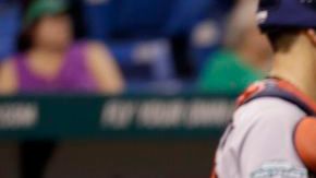 Upton de Tampa Bay anota frente a Lavarnway de Boston en el partido de esta tarde.