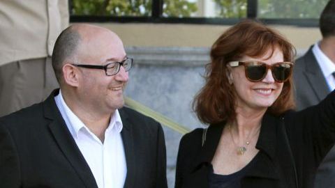 La actriz norteamericana Susan Sarandon (d) es recibida por el director del Festival Internacional de Cine de San Sebastián.