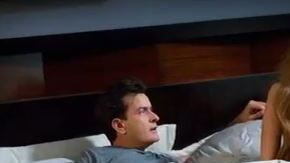 De acuerdo con diversos medios, Lohan y Sheen se exhiben en una cama.