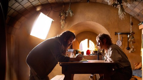 Peter Jackson (izq.) dirige al actor Martin Freeman en 'The Hobbit'.